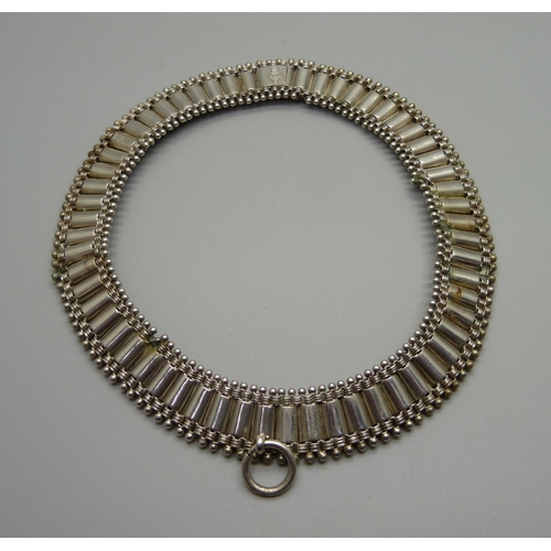 976 - A carved jet necklace