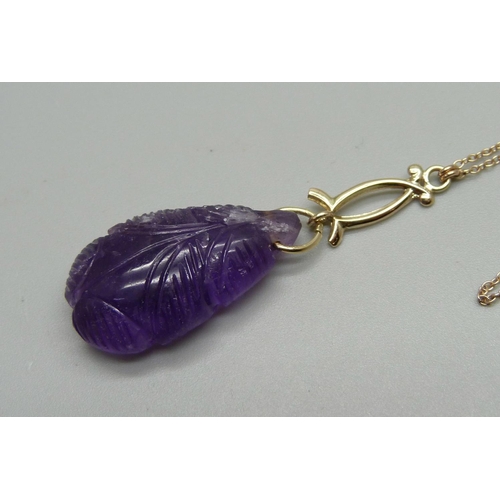 1010 - An Edwardian 10k gold mounted carved amethyst necklace