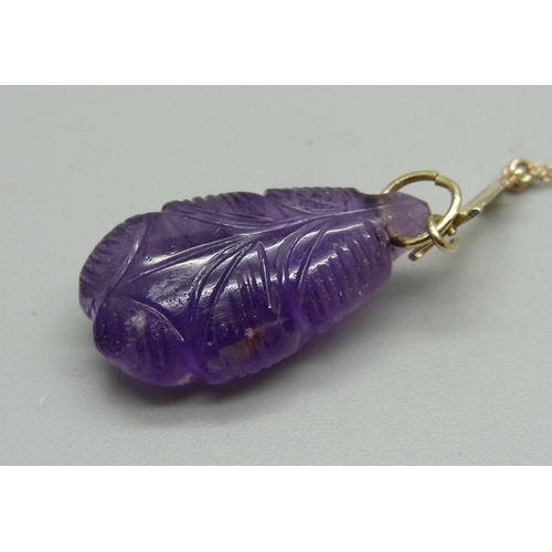 1010 - An Edwardian 10k gold mounted carved amethyst necklace