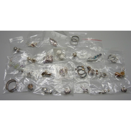 1023 - A collection of silver and silver mounted earrings