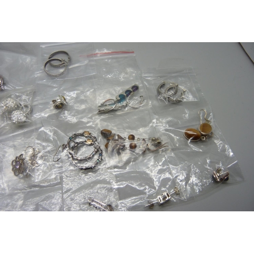 1023 - A collection of silver and silver mounted earrings