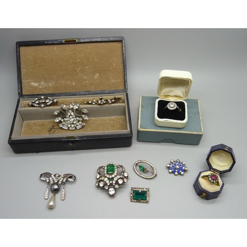 1025 - A silver pendant on chain, a small guilloche enamel brooch, and other paste set vintage jewellery