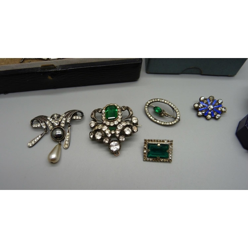 1025 - A silver pendant on chain, a small guilloche enamel brooch, and other paste set vintage jewellery