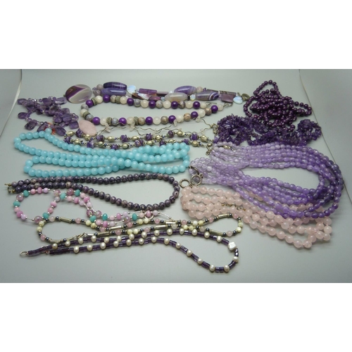 1028 - A collection of bead jewellery