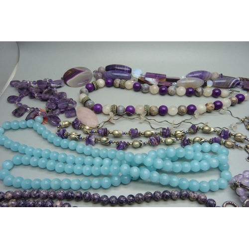 1028 - A collection of bead jewellery