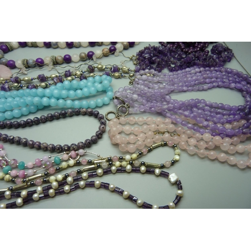 1028 - A collection of bead jewellery