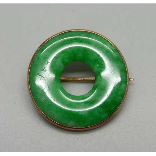 1031 - A yellow metal set jade brooch, 26mm