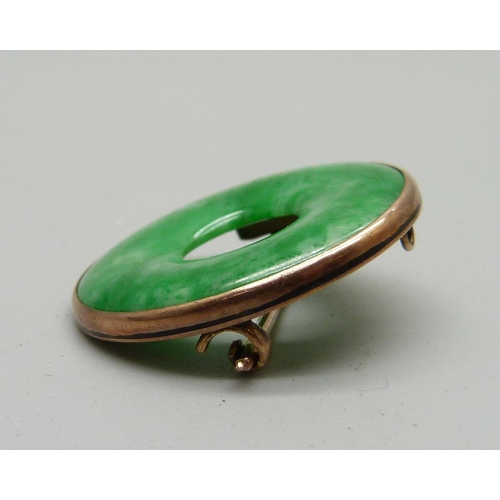 1031 - A yellow metal set jade brooch, 26mm