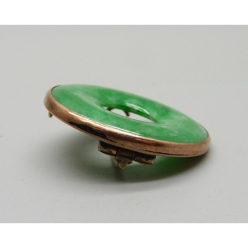 1031 - A yellow metal set jade brooch, 26mm