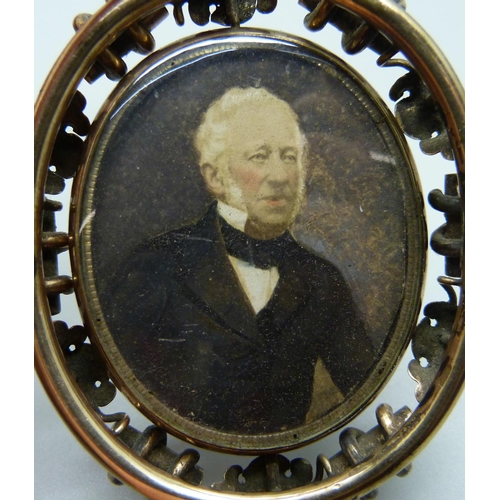 1032 - A large Victorian gold plated photograph pendant/brooch with double sided swivel section