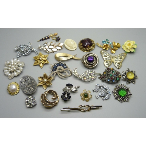 1036 - Twenty-six costume brooches