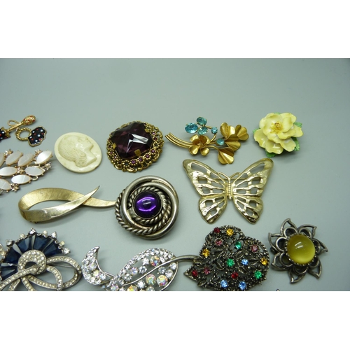 1036 - Twenty-six costume brooches