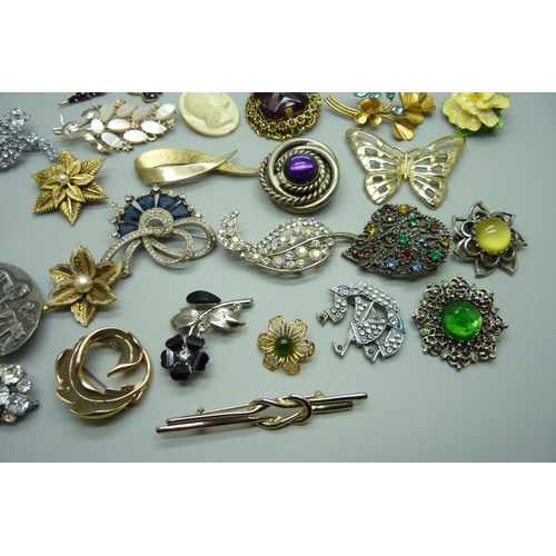 1036 - Twenty-six costume brooches