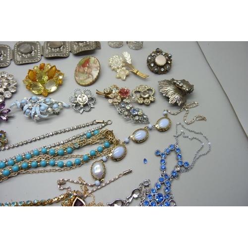 1040 - Vintage costume jewellery, including paste set