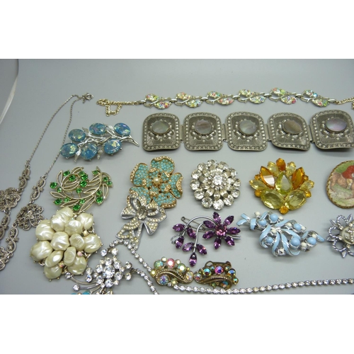 1040 - Vintage costume jewellery, including paste set