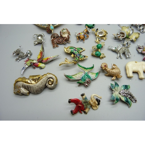 1041 - A collection of vintage animal brooches