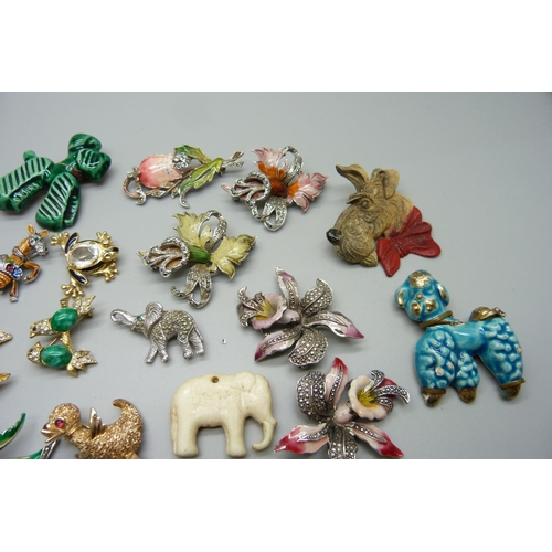 1041 - A collection of vintage animal brooches