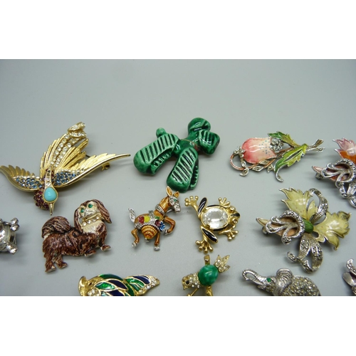 1041 - A collection of vintage animal brooches