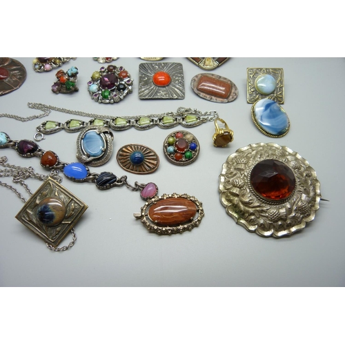 1042 - Scottish agate set brooches, Ruskin style brooches, etc.