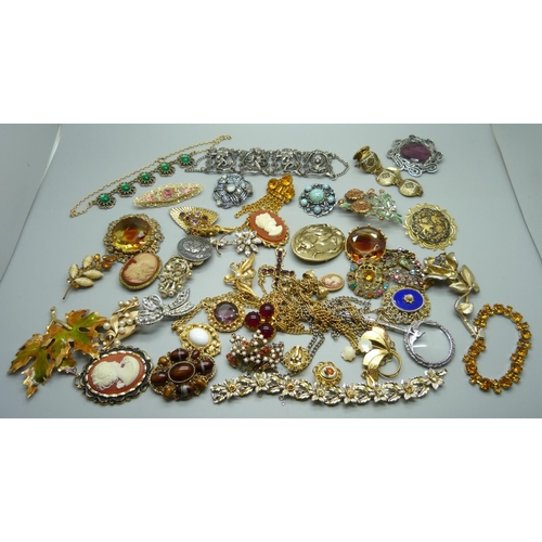 1045 - Vintage costume brooches