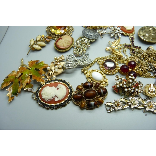 1045 - Vintage costume brooches