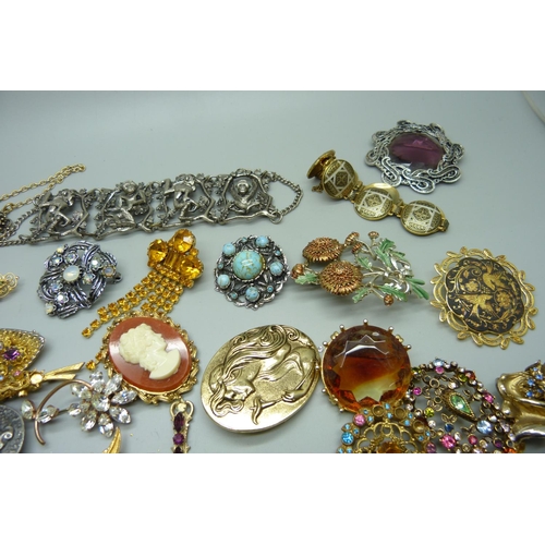 1045 - Vintage costume brooches