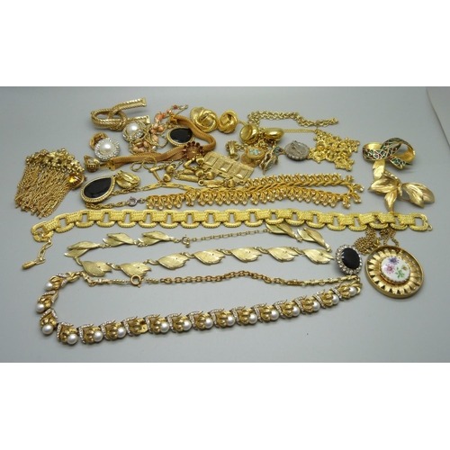 1048 - Vintage gold tone costume jewellery