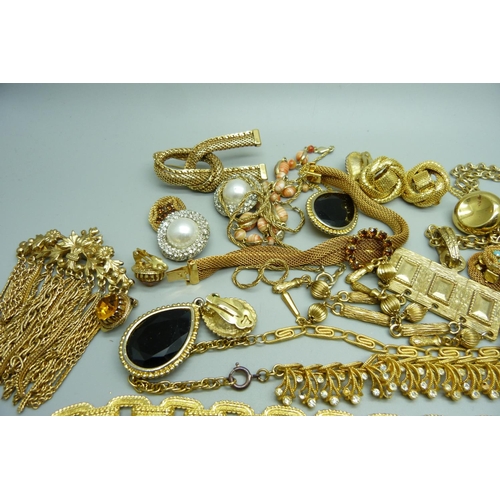 1048 - Vintage gold tone costume jewellery