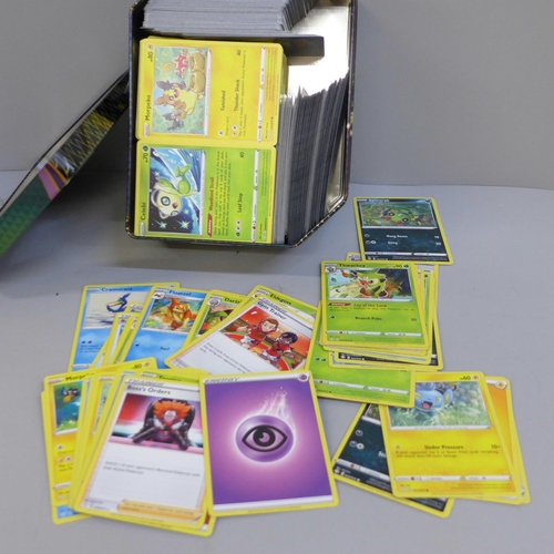621 - Pokemon cards, set 72, 672 cards in tin