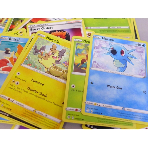 621 - Pokemon cards, set 72, 672 cards in tin