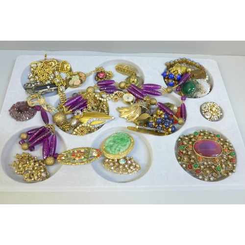 622 - A tray of vintage costume jewellery, necklaces, brooches and earrings