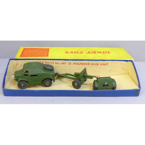 639 - A Dinky Toys 25 Pounder Field Gun set, No.697