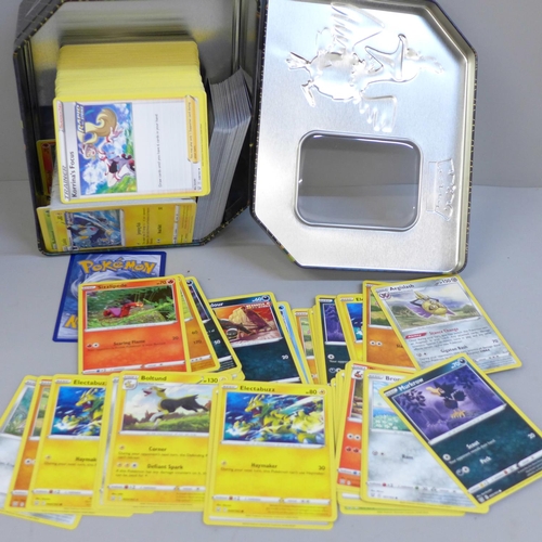 640 - Pokemon cards, set 163, 492 cards in tin