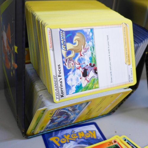 640 - Pokemon cards, set 163, 492 cards in tin