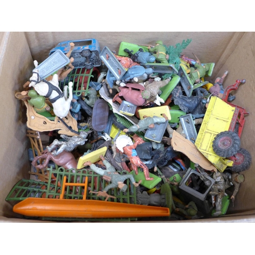 657 - A box of mainly Britains toy soldiers