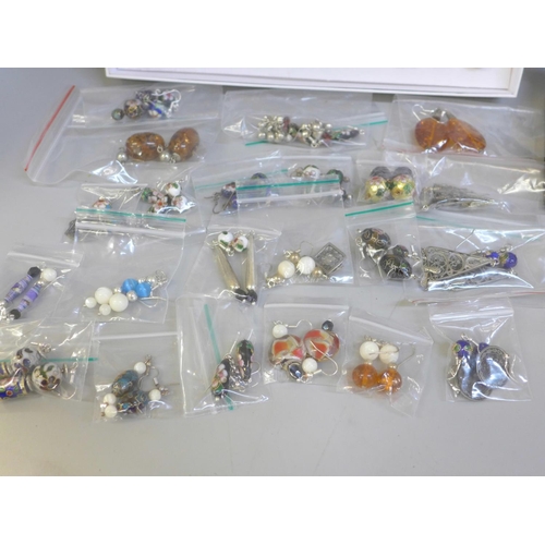 665 - 20 pairs of earrings and 128 costume gemstone rings