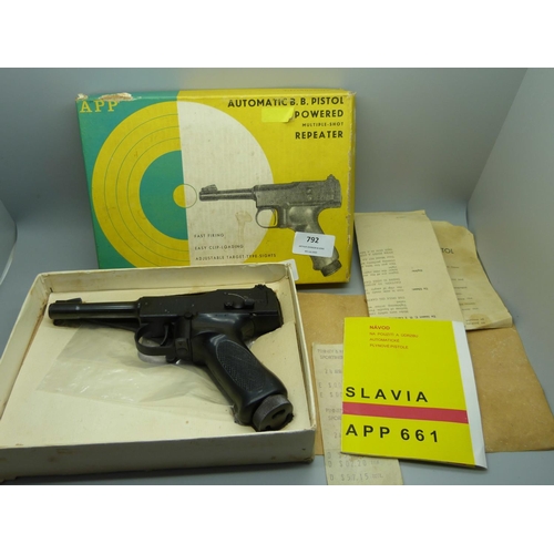 792 - A Czechoslovakian automatic B.B. target shooting pistol, boxed, (APP661)