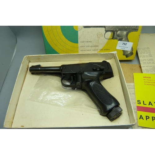 792 - A Czechoslovakian automatic B.B. target shooting pistol, boxed, (APP661)