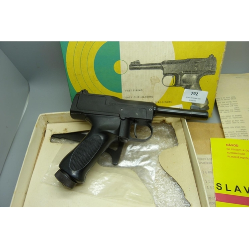 792 - A Czechoslovakian automatic B.B. target shooting pistol, boxed, (APP661)