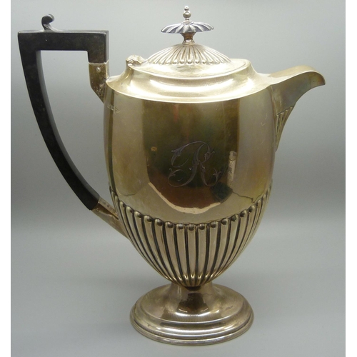 812 - A silver five piece Walker & Hall coffee/tea service, each with single initial 'R', total weight 274... 