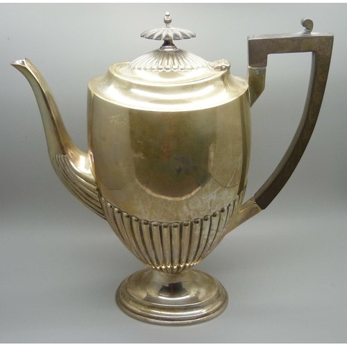 812 - A silver five piece Walker & Hall coffee/tea service, each with single initial 'R', total weight 274... 