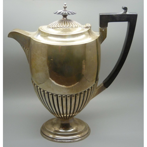 812 - A silver five piece Walker & Hall coffee/tea service, each with single initial 'R', total weight 274... 