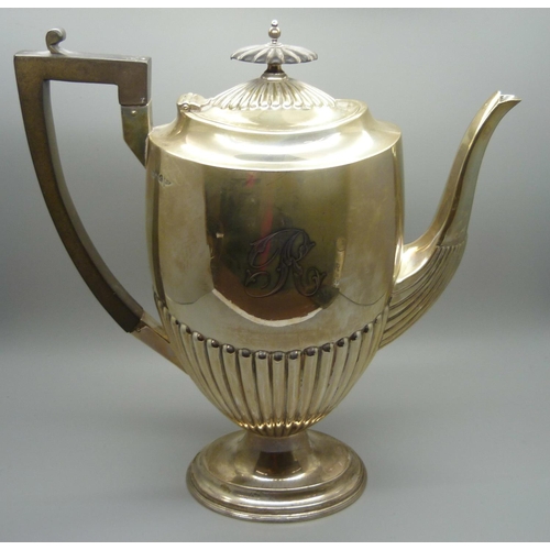 812 - A silver five piece Walker & Hall coffee/tea service, each with single initial 'R', total weight 274... 