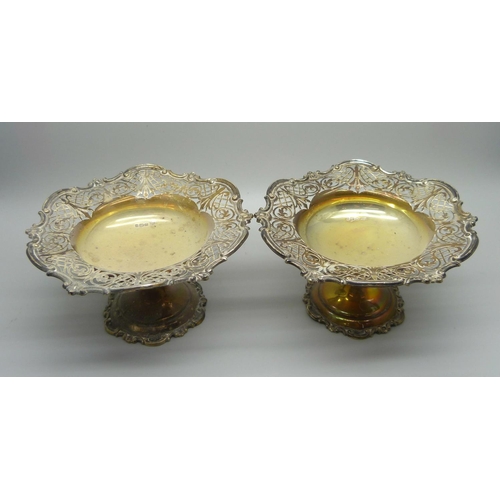 815 - A pair of pierced silver bon-bon dishes, Mappin & Webb, 329g, diameter 13.5cm