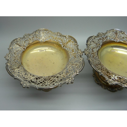 815 - A pair of pierced silver bon-bon dishes, Mappin & Webb, 329g, diameter 13.5cm