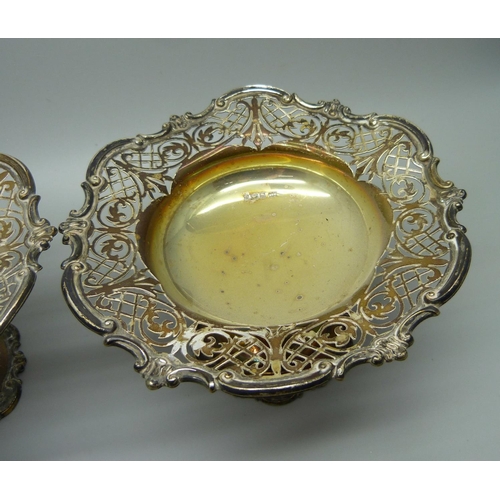 815 - A pair of pierced silver bon-bon dishes, Mappin & Webb, 329g, diameter 13.5cm