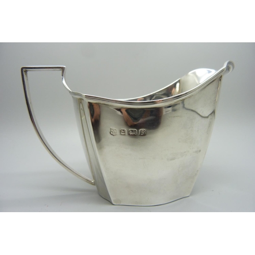 818 - A silver cream jug, Birmingham 1930, 180g