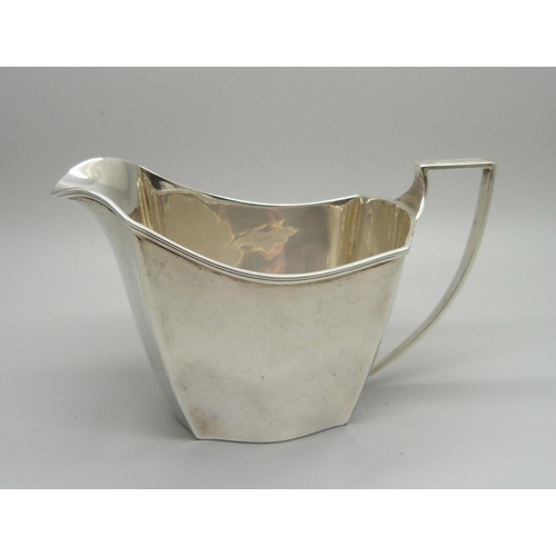 818 - A silver cream jug, Birmingham 1930, 180g