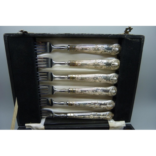 821 - A set of Queen's pattern knives and forks, with silver handles, Sheffield, cased