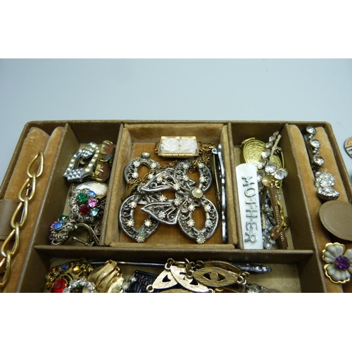 829 - Vintage costume jewellery